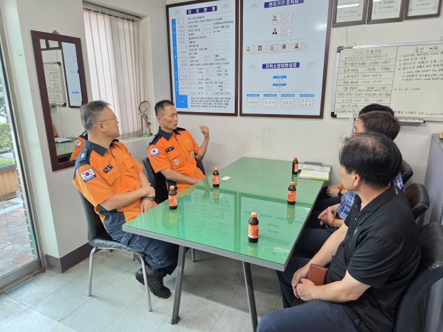 하남소방서는 7일 조천묵 서장 주도로 관내 노후아파트 안전 점검에 나섰다. 하남소방서 제공