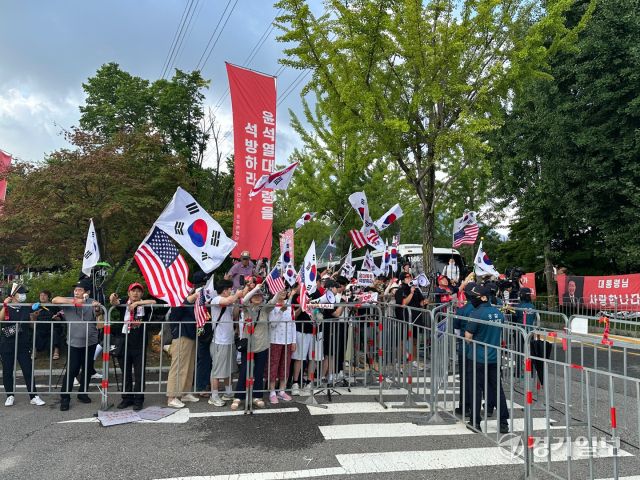 7일 오전 특검팀의 구치소 진입 직후 의왕시 서울구치소 앞에서 보수단체 회원들이 “윤석열 석방”을 외치며 반발하고 있다. 오종민기자.