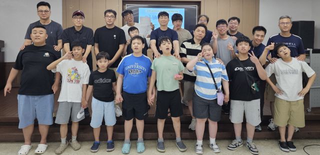 인천장애인종합복지관이 최근 복지관에서 ‘장애자녀 아빠 모임’을 열고 참가 가족과 기념촬영을 하고 있다. 인천사서원 제공