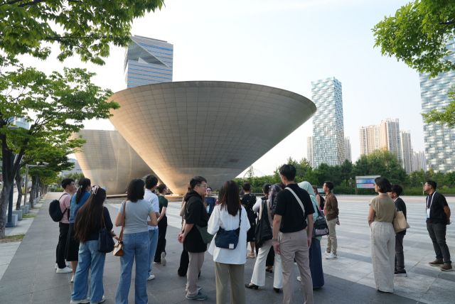 ‘아시아태평양경제협력체(APEC) 인천회의’를 위해 인천을 방문한 참가자들이 인천 연수구 송도국제도시 등을 투어하고 있다. 인천시 제공