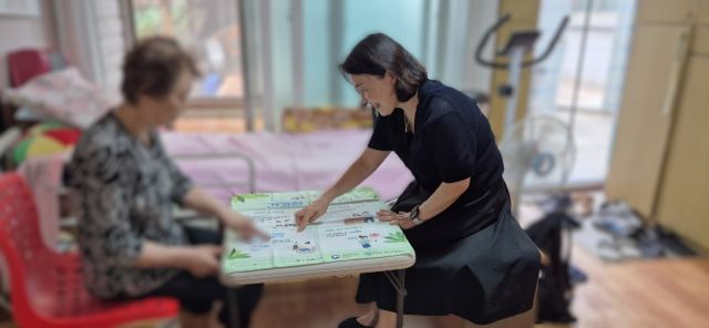 안양시 방문 건강관리 전담 간호사가 어르신의 건강을 확인하고 폭염 안전수칙을 설명하고 있다. 안양시 제공.