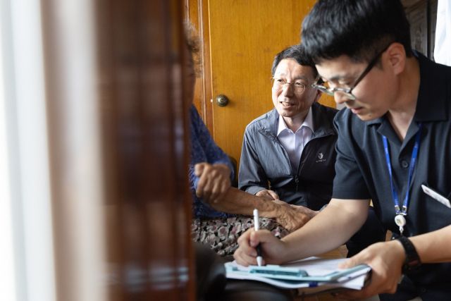 지난달 28일 김성중 경기도 행정1부지사가 안성 민생회복 소비쿠폰 ′찾아가는 신청′ 대상자 가구를 방문해 접수지원을 하고 있다. 경기도 제공