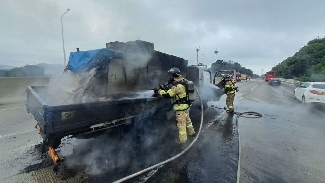 서해안고속도로(목포방면) 팔탄JC 부근 트럭 화재현장에서 소방대원들이 화재를 진압하고 있다. 화성소방서 제공