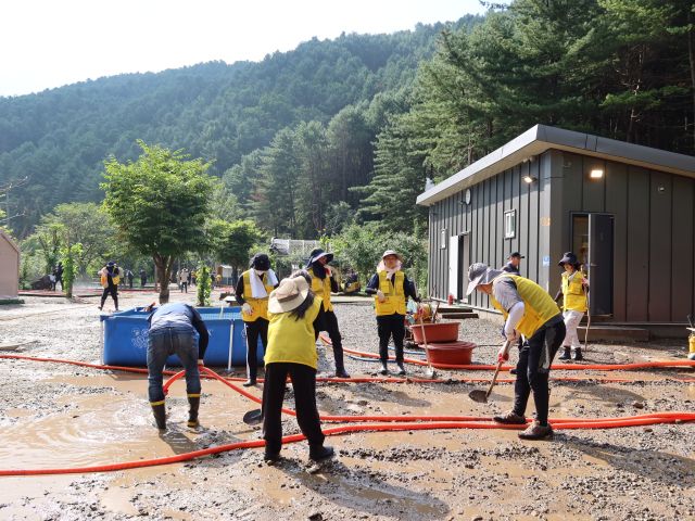 7일 경기도시장상권진흥원 임직원과 경기도 상인회 관계자들이 가평군 상면 봉수리 일대를 찾아 복구 작업을 진행하고 있다. 경기도시장상권진흥원 제공