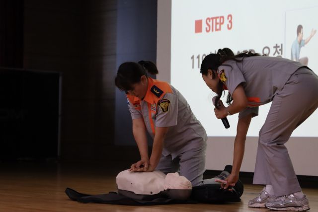 7일 화성소방서 대회의실에서 열린 의용소방대 강연대회 시연회에서 참석자들이 시연을 하고 있다. 화성소방서 제공