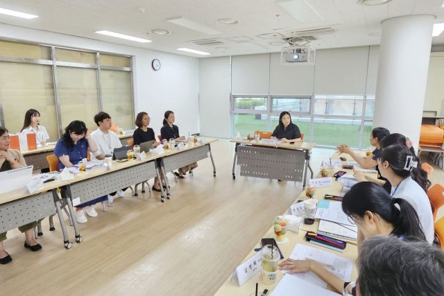 6일 기주옥 용인시의원이 용인시가족센터 관계자들과의 간담회에서 실무자들의 의견을 청취하고 있다. 기 의원실 제공