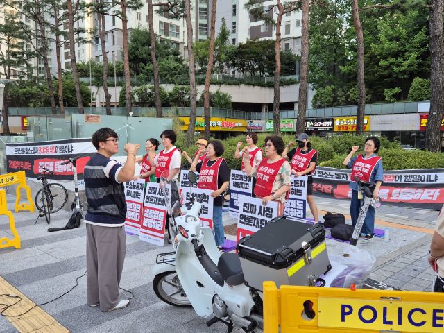 8일 오후 6시 광교중앙역 2번 출구에서 민주노총 공공운수노조 프레스센터 분회 소속 근로자들이 집회를 진행하고 있다. 김도균기자