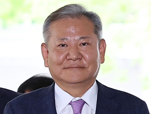 이상민 전 행정안전부 장관이 구속 전 피의자 심문(영장실질심사)을 위해 31일 서울 서초구 서울중앙지방법원으로 들어서고 있다. 연합뉴스