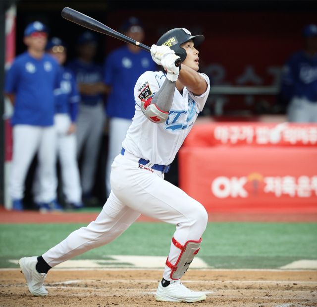 9일 수원 케이티위즈파크에서 벌어진 삼성 라이온즈와의 홈 경기서 2회말 KT 장진혁이 2회말 3점 홈런을 터뜨리고 있다.KT 위즈 제공