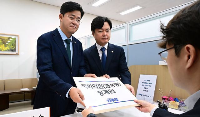 더불어민주당 박상혁 원내소통수석을 대표로 한 당 관계자들이 8일 통일교 등으로부터 불법 정치자금 수수 의혹을 받는 국민의힘 권성동 의원에 대한 징계안을 국회 의안과에 제출하고 있다. 연합뉴스