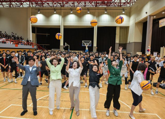 9일 오전 과천시민회관 대체육관에서 열린 '제20회 과천 토리배 3X3 농구대회' 개회식에서 신계용 과천시장(가운데), 하영주 과천시의회 의장(왼쪽 네 번째), 김영진 경기일보 상무이사(왼쪽 첫 번째) 등 내빈들이 시투를 하고 있다. 윤원규기자