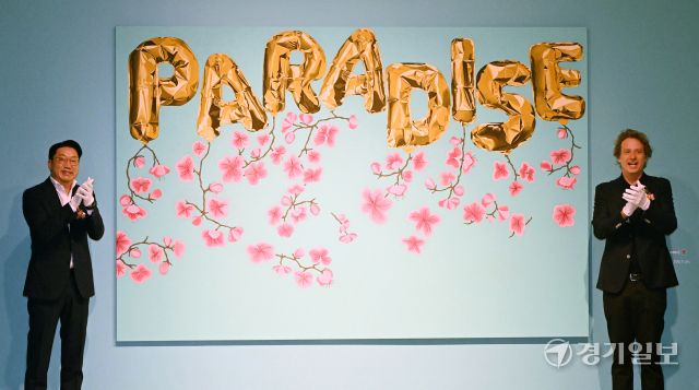 미국 팝아트 작가 조엘 메슬러와 최종환 파라다이스 대표이사가 1일 인천 중구 파라다이스시티 아트스페이스에서 열린 첫 개인전 파라다이스 파운드(Paradise Found) 미디어 초청 행사작품 '파라다이스 위드 블로섬스(Paradise with Blossoms)'를 전 세계 최초로 공개하는 언베일 세리머니(Unveil ceremony)를 하고 있다. 파라다이스시티는 오는 2일부터 치유와 회복의 메시지를 트로피컬한 색채와 경쾌한 화풍으로 담아낸 조엘 메슬러의 작품 24점을 선보인다.