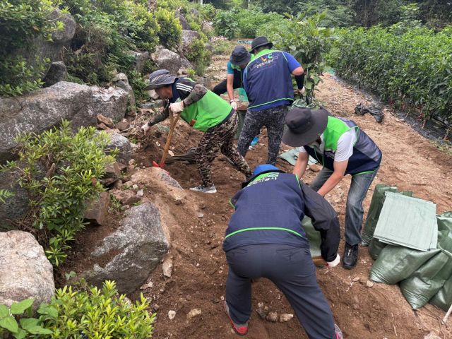 안양도시공사는 가평에 방문해 수해복구 봉사활동을 펼쳤다. 안양시 제공.