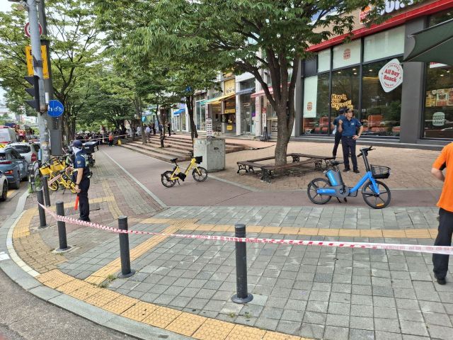 8월17일 오후 1시9분께 수원시 영통구 한 햄버거 프랜차이즈 지점에 폭발물을 설치했다는 시고가 접수돼 경찰이 수색에 나섰다. 경기도소방재난본부 제공