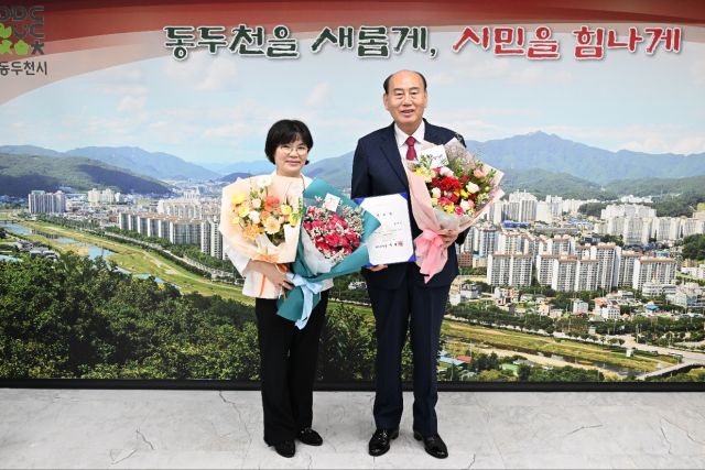 홍미선 1일 명예시장(좌측), 박형덕 동두천시장(오른쪽). 송진의기자