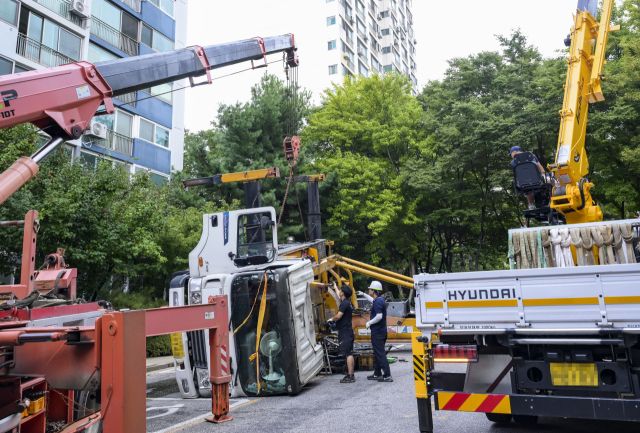 성남시 분당구 아파트 사다리차 전도 현장 [포토뉴스]