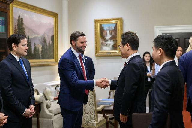 백악관이 최근 사진 공유 사이트를 통해 오벌오피스에서 열린 이재명 대통령과 도널드 트럼프 대통령의 한미 정상회담 당시 사진을 공개했다. 사진은 이 대통령이 JD밴스 부통령과 악수하는 모습. 백악관 플리커 갈무리