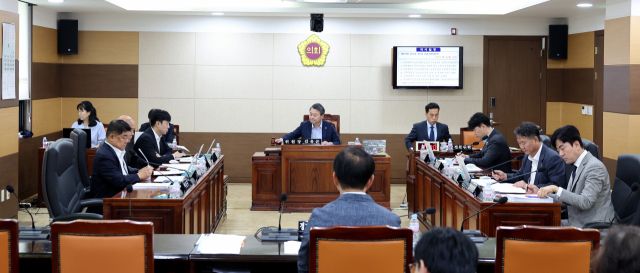 제303회 인천시의회 제1차 임시회 산업경제위원회에서 인천 중소유통공동도매물류센터 관리·운영 민간위탁 동의안을 가결하고 있다. 인천시의회 제공