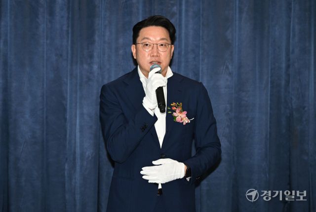 최종환 파라다이스 대표가 1일 인천 중구 파라다이스시티 아트스페이스에서 열린 미국 팝아트 작가 조엘 메슬러의 국내 첫 개인전 파라다이스 파운드(Paradise Found) 미디어 초청 행사에서 인사말을 하고 있다. 파라다이스시티는 오는 2일부터 치유와 회복의 메시지를 트로피컬한 색채와 경쾌한 화풍으로 담아낸 조엘 메슬러의 작품 24점을 선보인다.