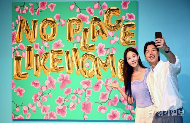 1일 인천 중구 파라다이스시티 아트스페이스에서 관람객들이 미국 팝아트 작가 조엘 메슬러의 국내 첫 개인전 파라다이스 파운드(Paradise Found) 전시를 관람하고 있다. 파라다이스시티는 오는 2일부터 치유와 회복의 메시지를 트로피컬한 색채와 경쾌한 화풍으로 담아낸 조엘 메슬러의 작품 24점을 선보인다.