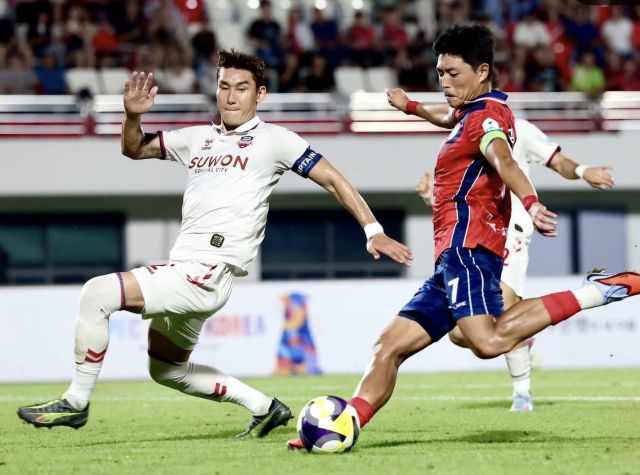 프로축구 K리그1 수원FC가 후반기 선전 중인 가운데, 8월 5경기서 13실점을 내준 불안한 수비는 보완 과제로 떠오르고 있다. 수원FC 제공