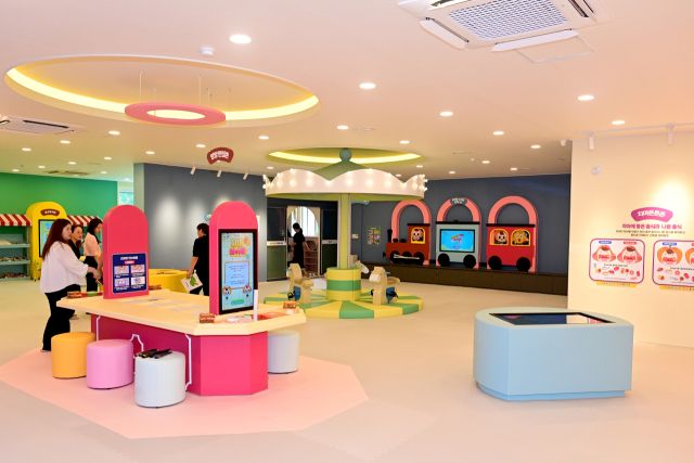 어린이집 관계자 등이 1일 개관한 연수구 어린이 식생활 교육관을 둘러보고 있다. 연수구 제공