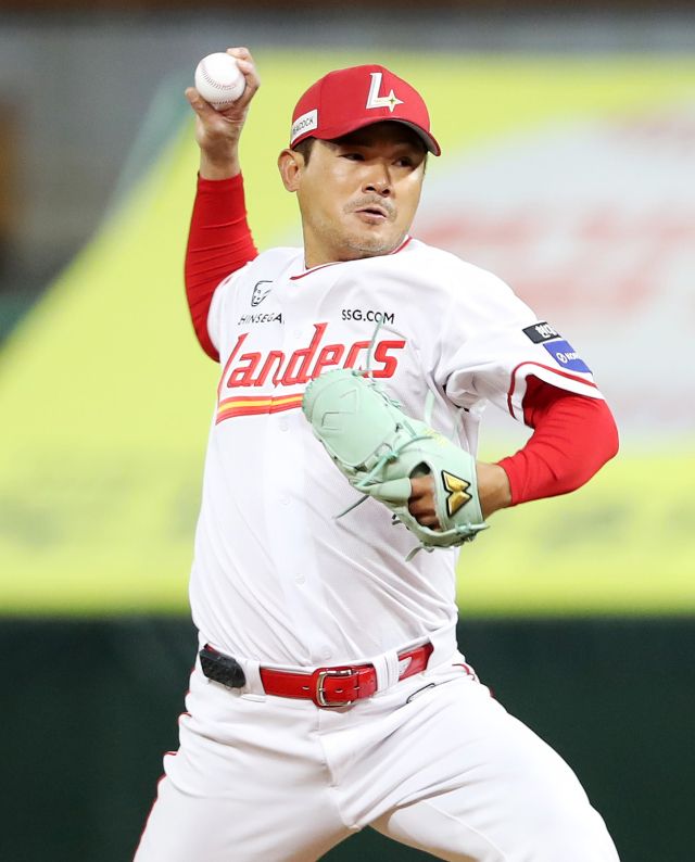 SSG 랜더스의 투수 노경은이 팀 소속 통산 100번째 홀드를 기록했다. SSG 제공