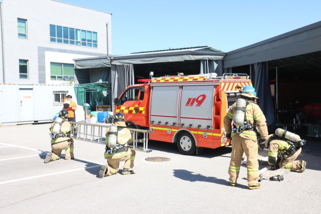 포천소방서가 대원 개인별·팀별 현장 대응 전문성을 강화하고 다양한 재난 상황에 즉각 대응할 수 있는 역량을 점검하고 키우는 소방전술 훈련 평가를 진행하고 있다. 포천소방서제공