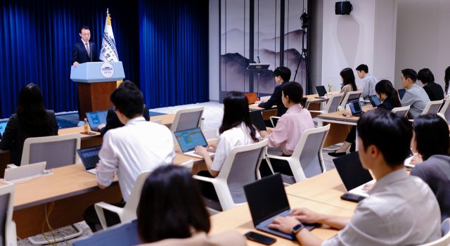 이규연 대통령실 홍보소통수석이 10일 용산 대통령실에서 11일 예정된 이재명 대통령 취임 100일 기자회견 관련 브리핑을 하고 있다. 연합뉴스
