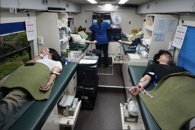 한세대학교 교직원과 학생들이 경기혈액원 헌혈차량에서 사랑의 헌혈 봉사활동을 실천하고 있다. 한세대 제공