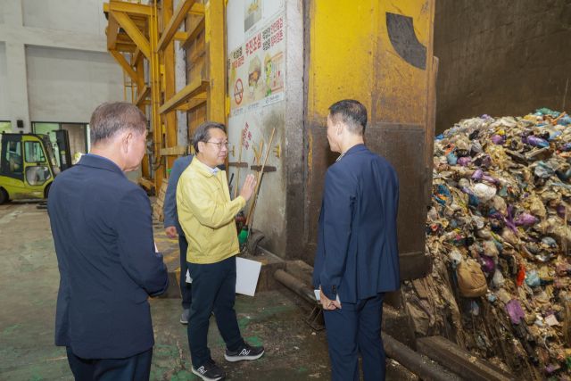 군포시 최홍규 신임부시장이 환경관리소를 방문 생활쓰레기 소각 현장을 살피고 있다. 군포시 제공