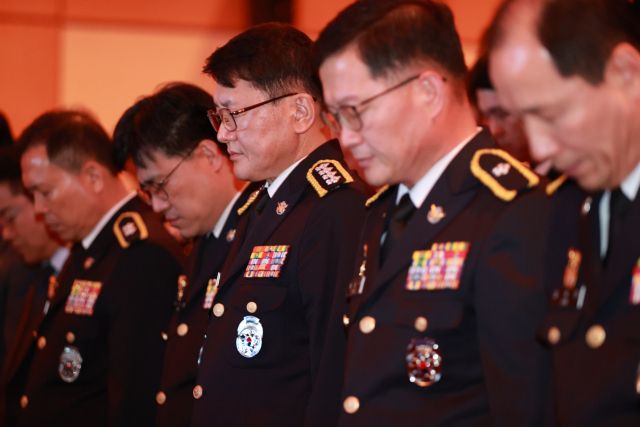 김용진 해양경찰청장이 제72주년 해양경찰의 날 기념식에서 묵념을 하고 있다. 해양경찰청 제공