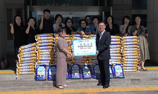 안양지역여성경제인협의회 백미 기탁.(왼쪽부터 이혜계 안양지역여성경제인협의회 회장과 신영수 안양시 기획경제실장)