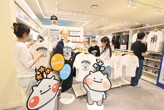 하남시 캐릭터 ‘하남이&amp;방울이’와 스파오의 대표 캐릭터 ‘우디’ 등이 함께 그려진 티셔츠가 스타필드 하남 매장에서 선보이고 있다. 하남시 제공
