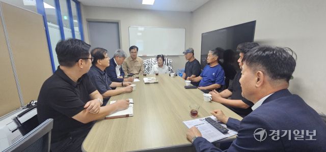 평택항바로세우기운동본부가 11일 오전 경기일보 평택지사에서 정책협의회를 열고 평택항 발전 관련 종합 대책 수립 방안을 논의하고 있다. 윤동현 기자