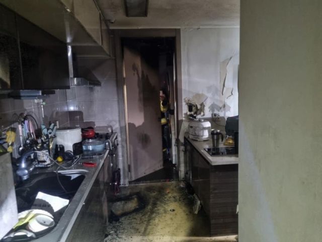 11일 오전 1시24분께 인천 서구 청라동 한 아파트 14층에서 불이 났다. 인천소방본부 제공