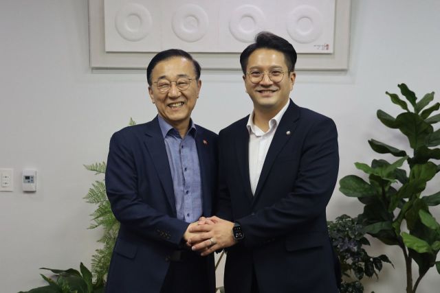 더불어민주당 전용기 의원(사진 오른쪽)과 김윤덕 국토교통부장관이 면담 후 기념촬영을 하고 있다. 의원실 제공