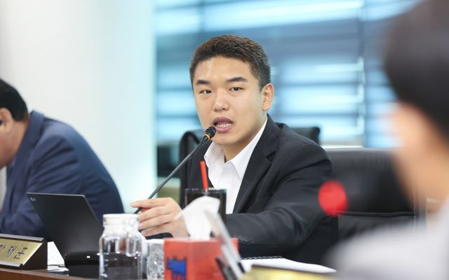 한채훈 의왕시의원이 파크골프장 조성을 위해 다양한 방안을 강구해 달라고 주문하고 있다. 의왕시의회 제공