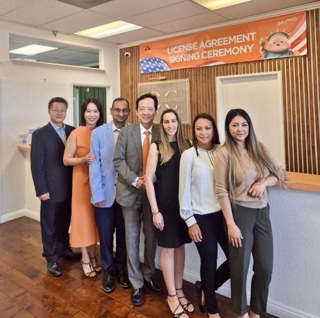 김남철(가운데) 365mc 대표악 미국 LA점 관계자들과 기념 촬영을 하고 있다. 365mc