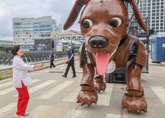 신계용 과천시장이 ‘2025 과천공연예술축제’ 메인 캐릭터인 ‘로그(Log)’를 살펴보고 있다. 과천시 제공
