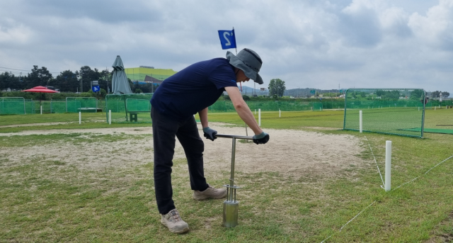 경기도 보건환경연구원 관계자가 파크골프장에서 토양시료를 채취하고 있다. 경기도청 제공