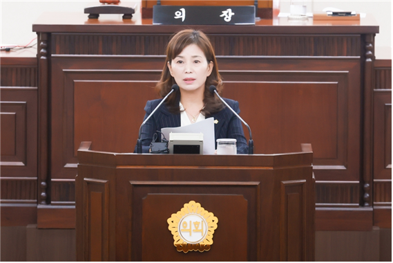 국민의힘 여명자 인천 부평구의원(나선거구)이 11일 열린 제271회 임시회 제3차 본회의에서 구정질문을 하고 있다. 부평구의회 제공