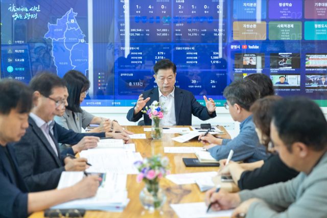 박승원 광명시장이 시청 집무실에서 아동 보호 강화를 위한 긴급회의를 소집하고 직원들과 가칭 ‘광명안전단’ 구성에 대해 논의하고 있다. 광명시 제공