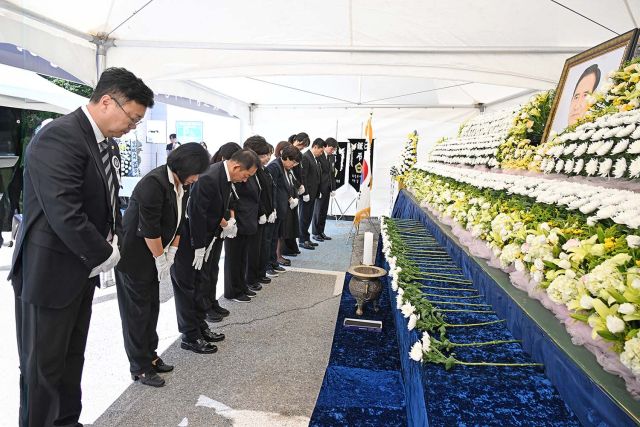 고 오범구 의정부시의원 영결식에서 김영균 의정부시의원을 비롯한 시의원들이 조문하고 있다. 의정부시의회 제공