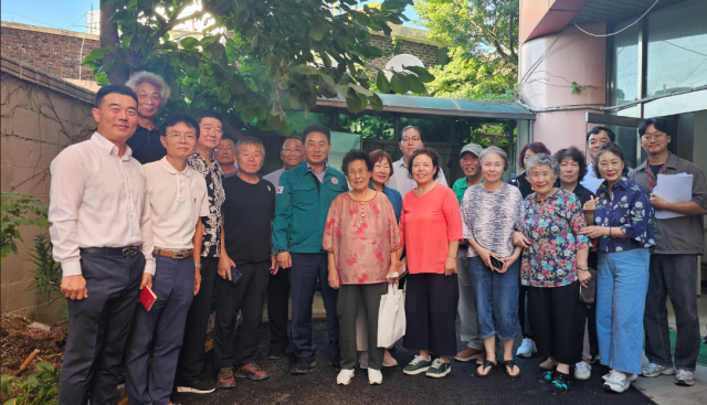 백영현 포천시장이 포천동 주민들의 민원을 듣고 기념촬영을 하고 있다. 손지영기자