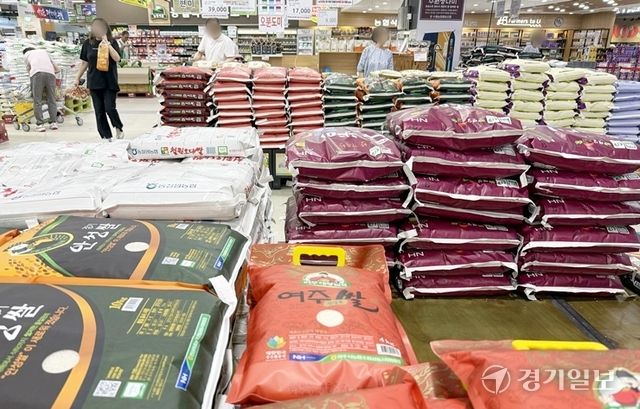 쌀의 날이었던 지난 8월18일 농협 하나로마트 수원점에 쌀이 진열된 모습. 윤원규기자