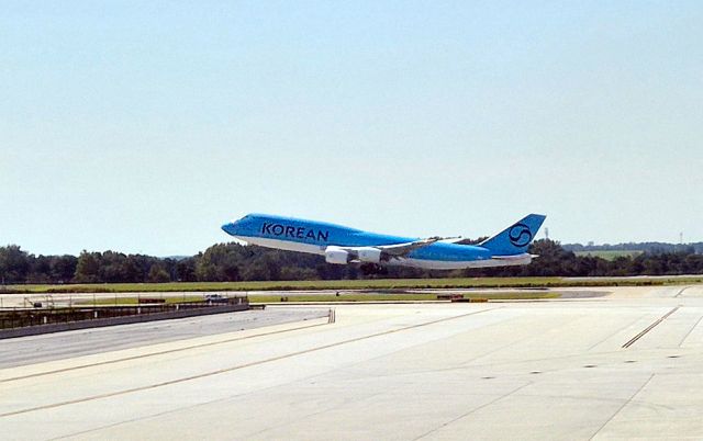 미국 이민 당국에 구금됐다가 풀려난 한국인 근로자들이 탑승한 대한항공 전세기가 11일(현지시간) 미국 조지아주 하츠필드-잭슨 애틀랜타 국제공항에서 이륙하는 모습. 연합뉴스