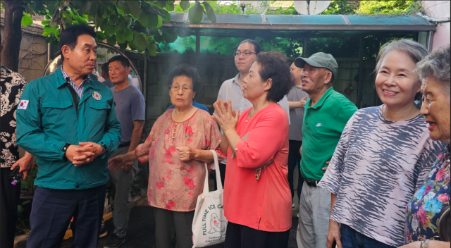포천시 포천동 주민들이 백영현 시장에게 원도심 활성화에 대한 제안과 도로 불편 등을 건의하고 있다. 손지영기자