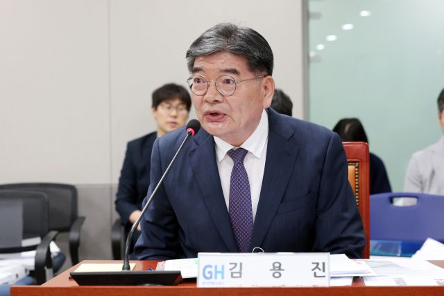김용진 경기주택도시공사(GH) 사장 후보자가 경기도의회 인사청문회에서 질의에 답변하고 있다. 경기도의회 제공