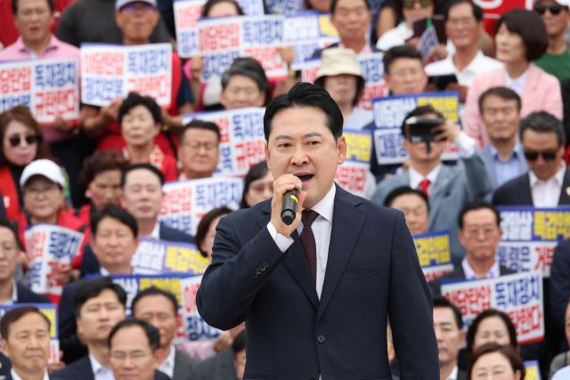 12ㅇ일 국민의힘 장동혁 대표가 국회 본청 앞 계단에서 열린 ‘야당 탄압 독재정치 규탄 대회’에서 발언하고 있다. 연합뉴스